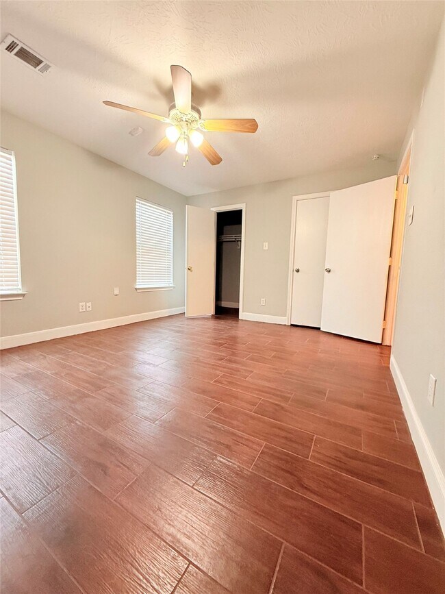 Building Photo - 320 Willowick St