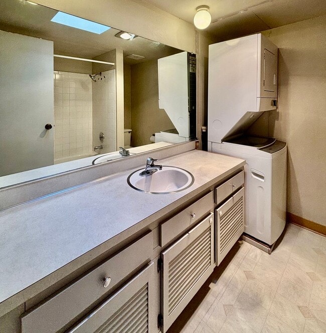 Building Photo - 2 Bed / 1.5 60-01 Redmond Townhouse $2,695/mo