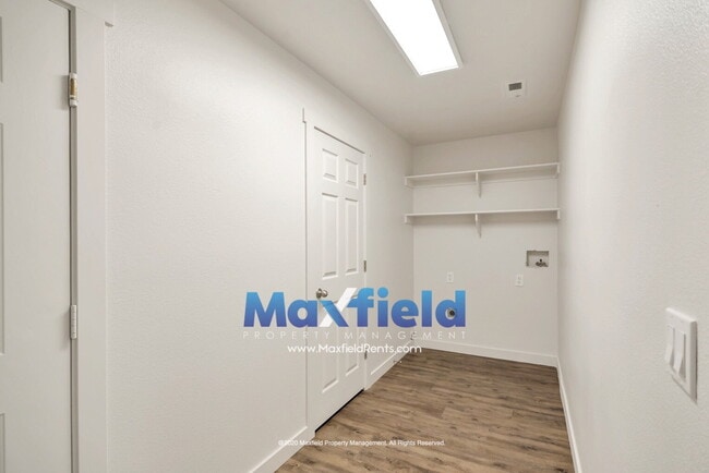 Building Photo - Pet Friendly Main Floor 3BD 2BA 2GA Unit Near Costco and High School