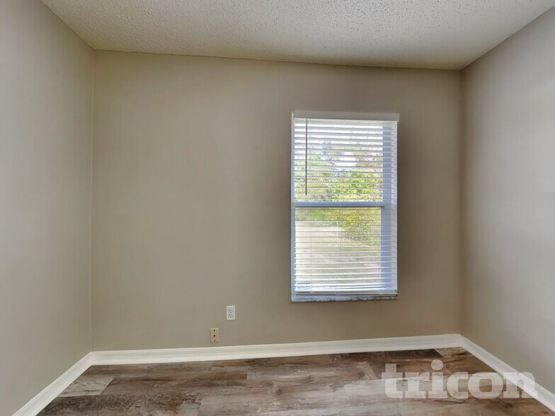 Building Photo - 233 Lakeway Ln