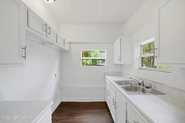 Building Photo - 357 Crystal St