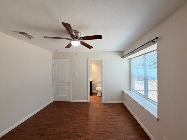 Building Photo - 1605 Parkwood Dr