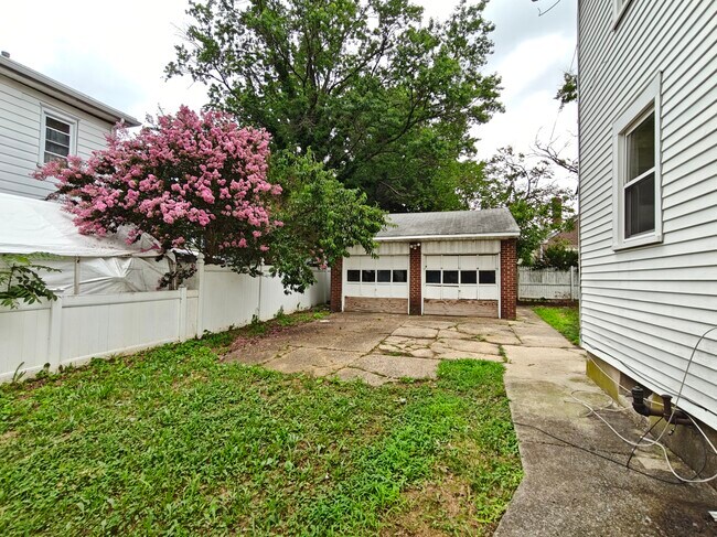 Building Photo - 2146 44th St
