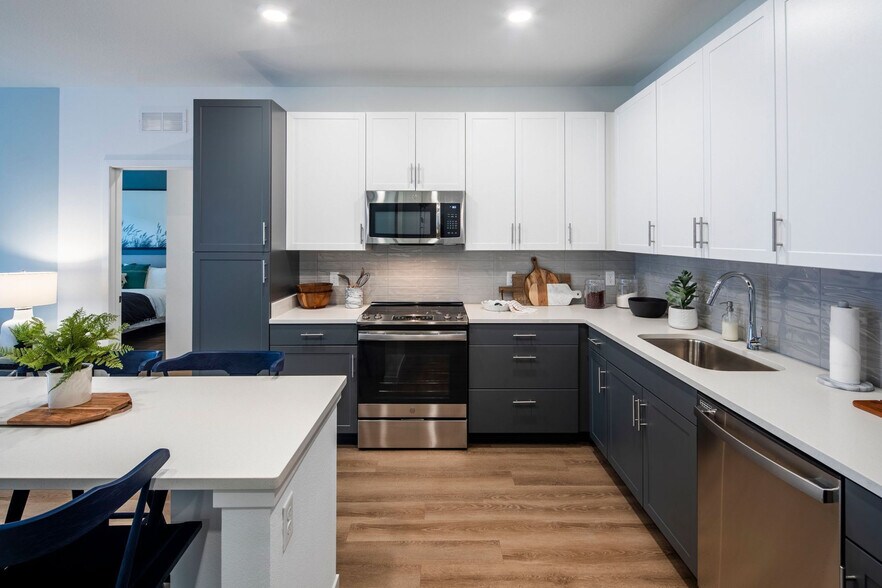 Building Photo - The Shores at Lake Howell