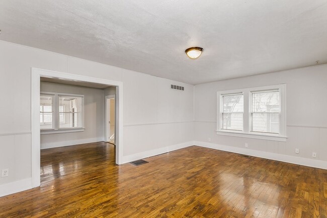Building Photo - Large Bungalow in Sunnyside Neighborhood!