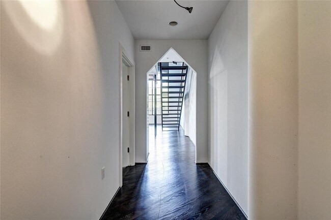 Building Photo - 1025 S Shepherd Dr
