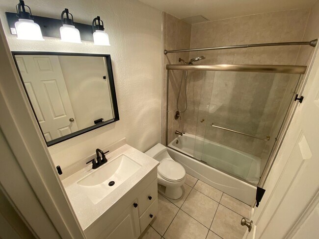 Building Photo - Charming Updated 1 Bedroom Apartment in Oakland Adams Point Neighborhood