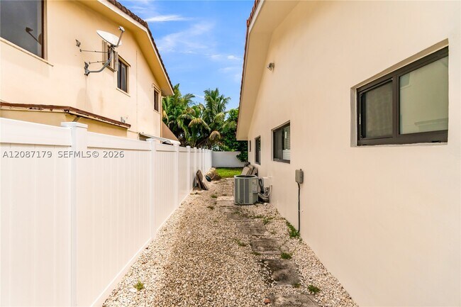 Building Photo - 2437 SW 99th Ct
