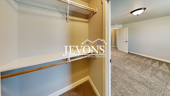 Building Photo - Spacious duplex with master bedroom, backy...