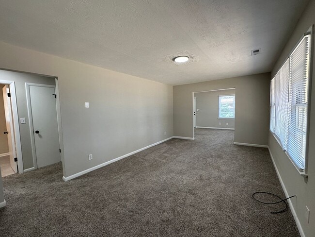 Building Photo - 3 Bedroom, 1 Bath Updated Home so very close to Ft Bragg!!