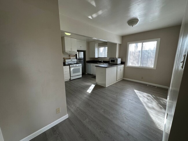 Building Photo - 3 Bed/1 Bath Home with Yard in Tahoe Park