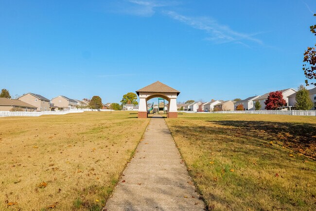 Building Photo - Spacious 4-Bedroom Hendersonville Home