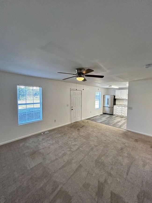 Building Photo - Spacious 4-Bedroom Duplex with Modern Amen...
