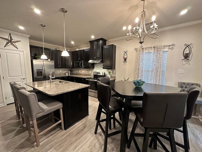 Building Photo - Like New 2018 Built First Floor 3 Bed/2 Ba...