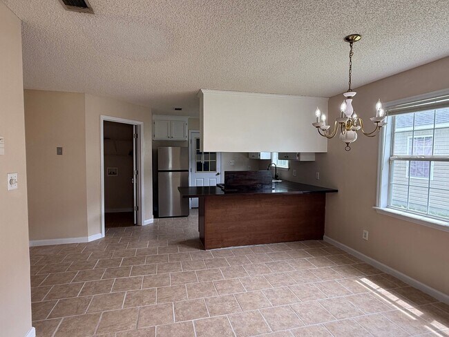 Building Photo - 3BR/2BA Single-Family Home with Versatile Bonus Room & No Carpet!