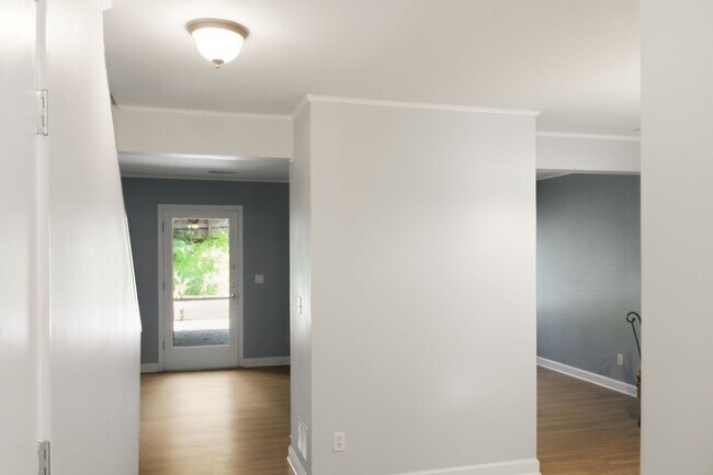 Building Photo - 124 Blithe Ct