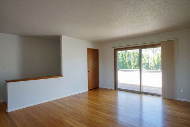 Building Photo - Large Clean Open Hillsdale apartment, Big ...