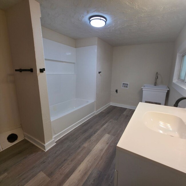 Building Photo - Single Family Ranch 2 beds 1 bath FOR RENT!