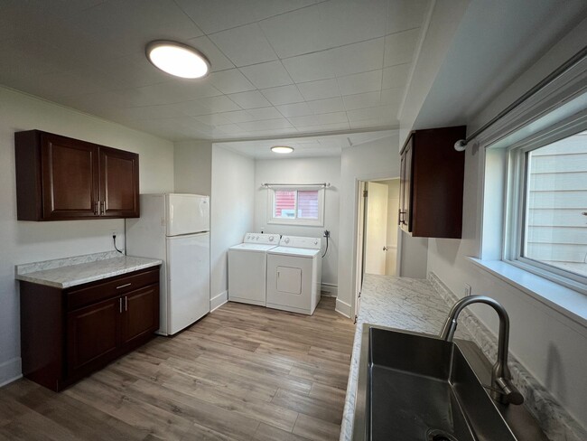 Building Photo - AVAILABLE JUNE - Single Level 2 Bed 1 Bath...