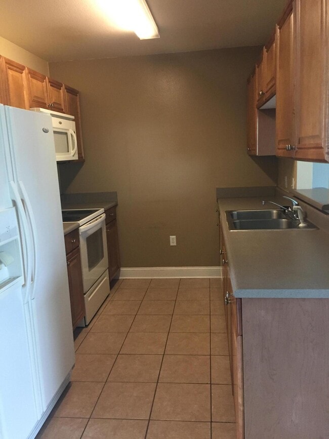 Building Photo - 734 Majestic Dr