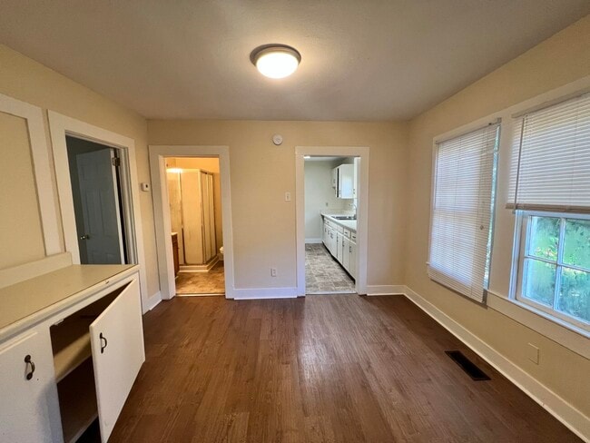 Building Photo - 223 W 5th Ave