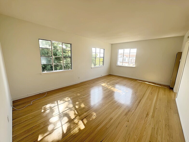 Primary Photo - 1318 S Cloverdale Ave