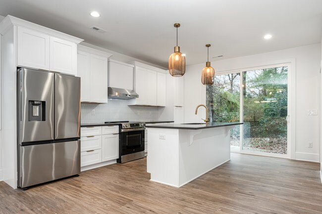 Primary Photo - Room in Townhome on Donna Ave