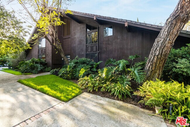 Building Photo - 4635 N Clybourn Ave