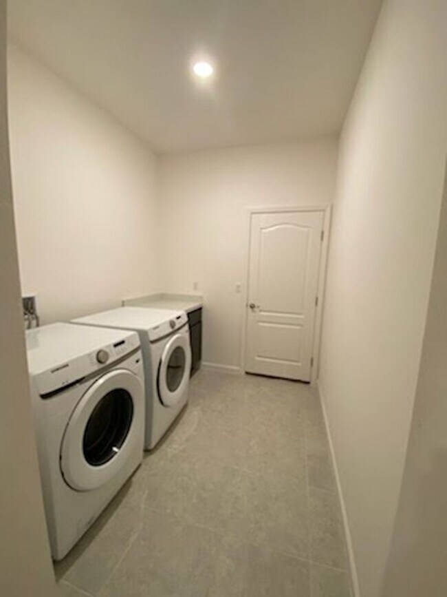 Building Photo - Like New 3 bedroom + den with French doors, screened in porch and Fenced yard and much more...