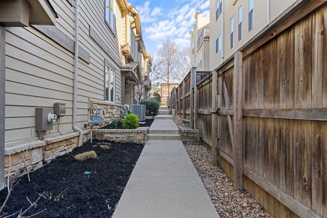 Building Photo - This luxurious townhouse on Cherry St.