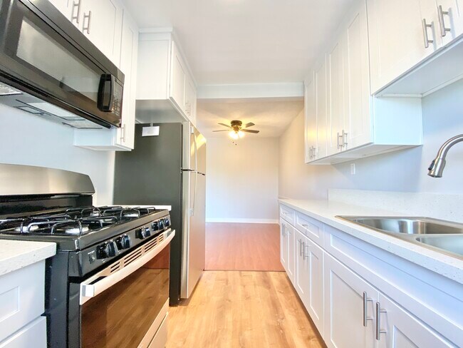 Building Photo - 7731 Romaine St