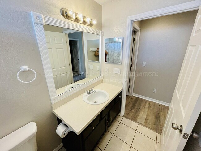 Building Photo - 1514 Sunset Village Blvd