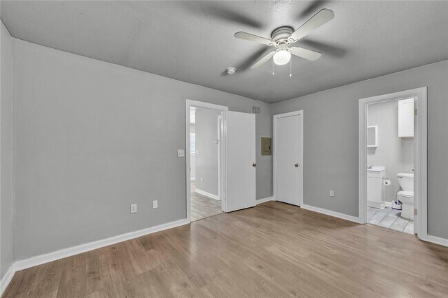 Building Photo - 901 Parmer Ave