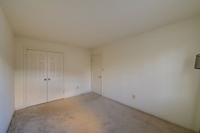 Building Photo - Beautifully Updated Townhome in Rockville