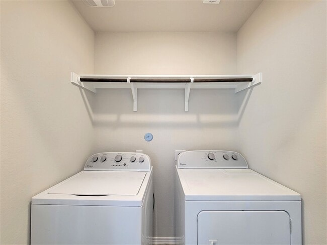 Building Photo - Beautiful like-new 3 bed | 2 bath home - Amazing community amenities!