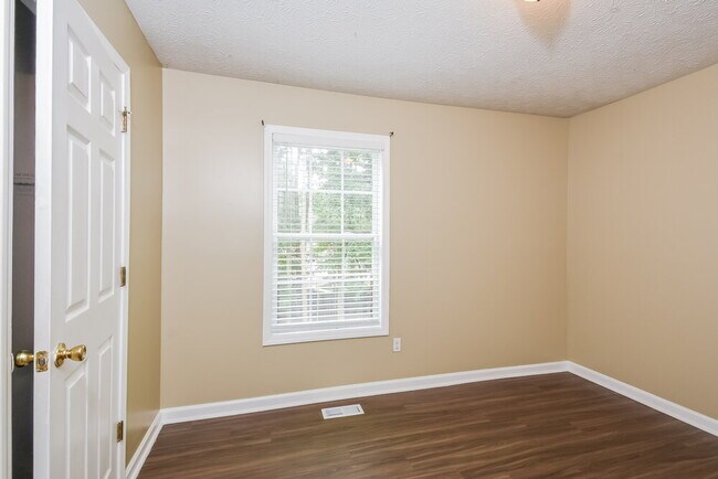 Building Photo - 110 Grove Ln