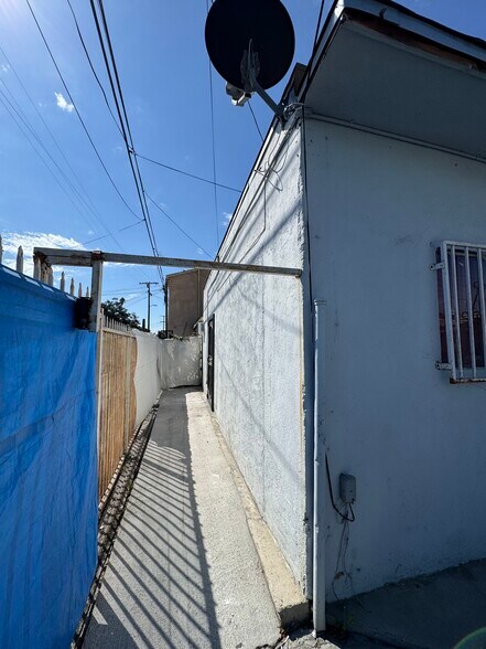 Building Photo - 6006 Makee Ave