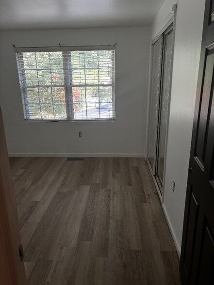 Building Photo - 1621 Debra Dr