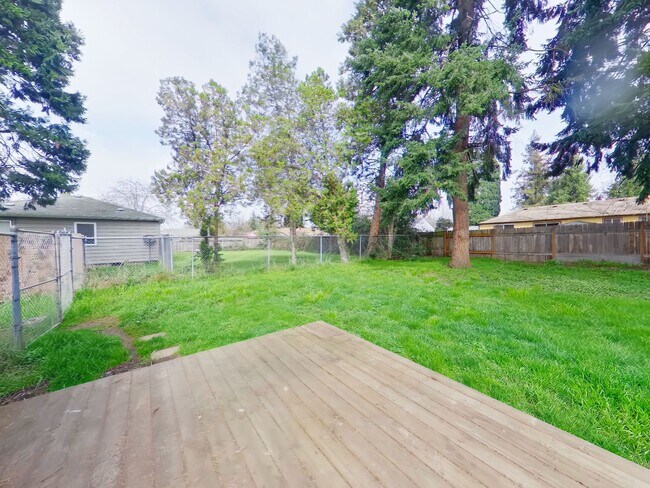 Building Photo - 3 bedroom family home