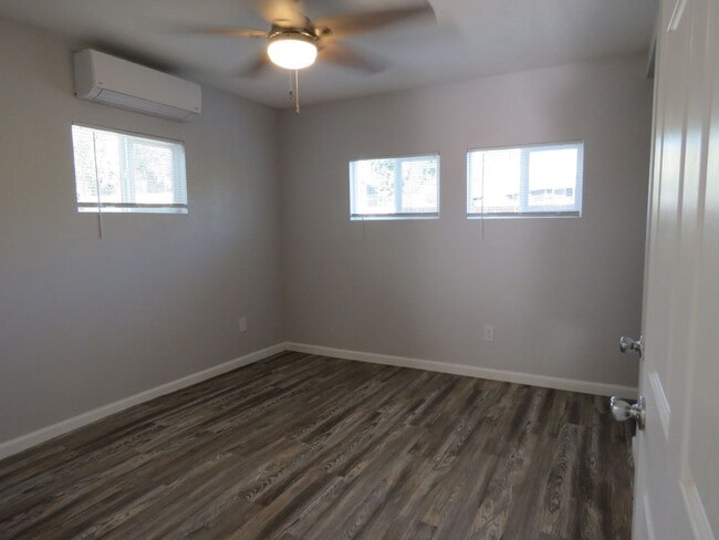 Building Photo - Cozy Clean Cabin!