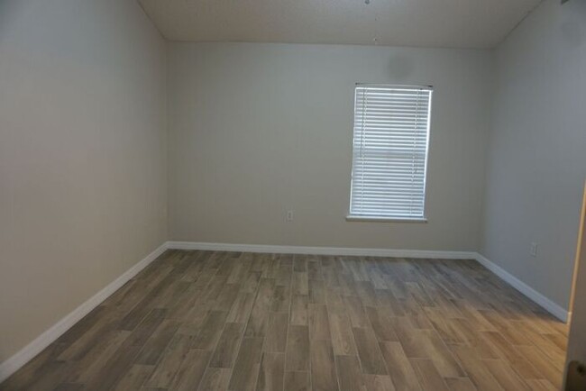 Building Photo - 3 Bedroom Home with Garage