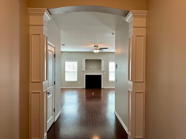 Building Photo - 450 Delmont Dr