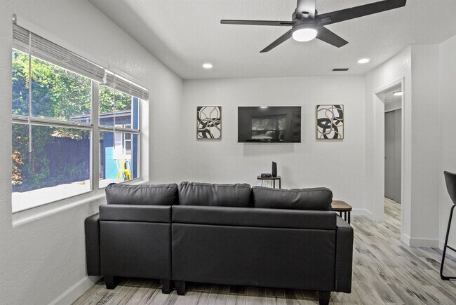 Building Photo - 1422 Dauphin Ln