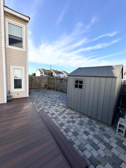 Building Photo - 713 Quesnel Dr