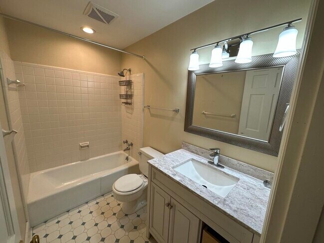 Building Photo - 2008 Fontaine Rd