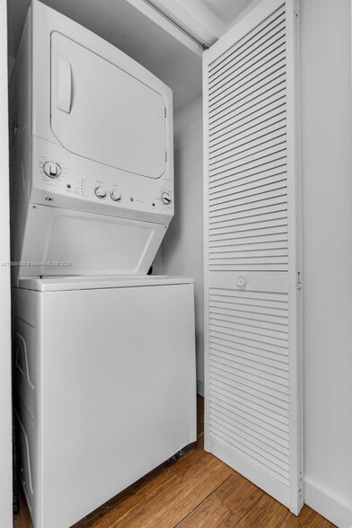 Building Photo - 1800 N Bayshore Dr