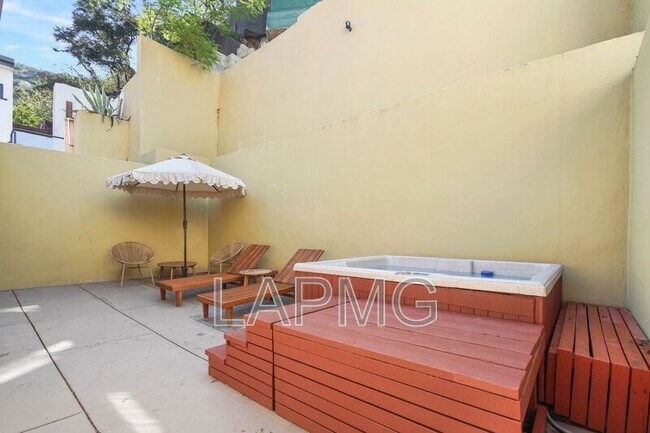 Building Photo - 9842 Portola Dr