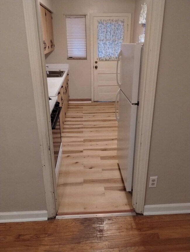 Building Photo - 1008-1010 W Dorothy Ln