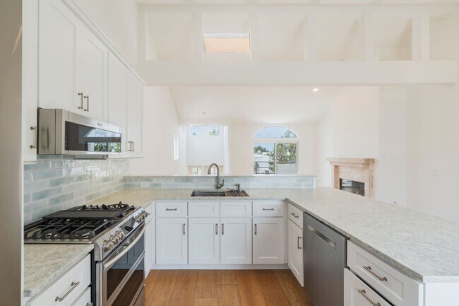Building Photo - Beautiful Hermosa Beach Townhome Rental!