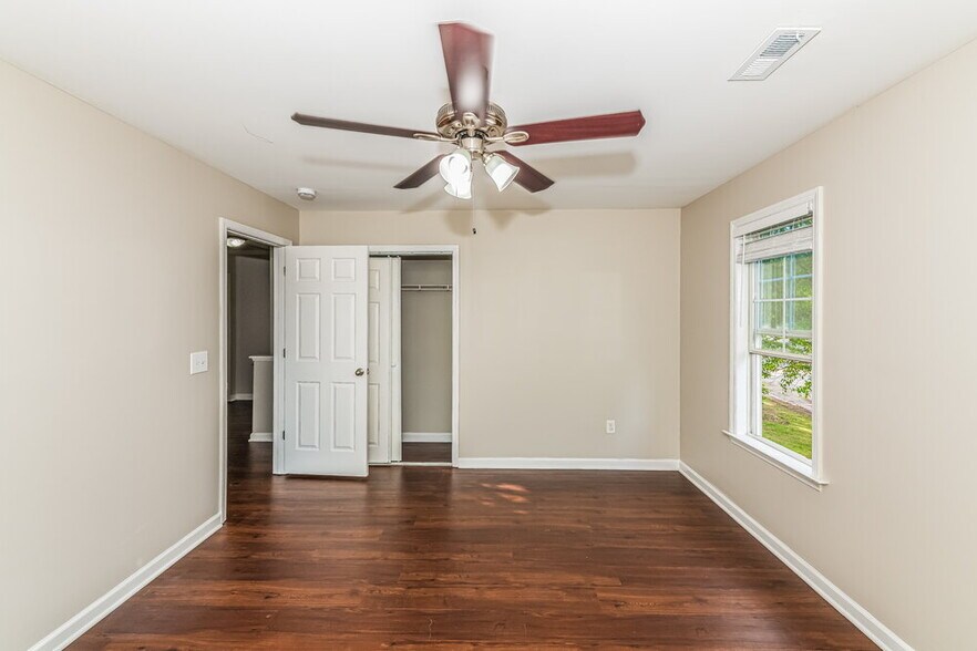 Building Photo - 6412 Willowlawn Dr